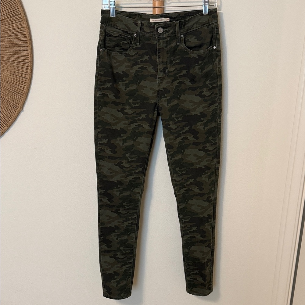 EUC Levi's Green Camo Skinny Women Jeans